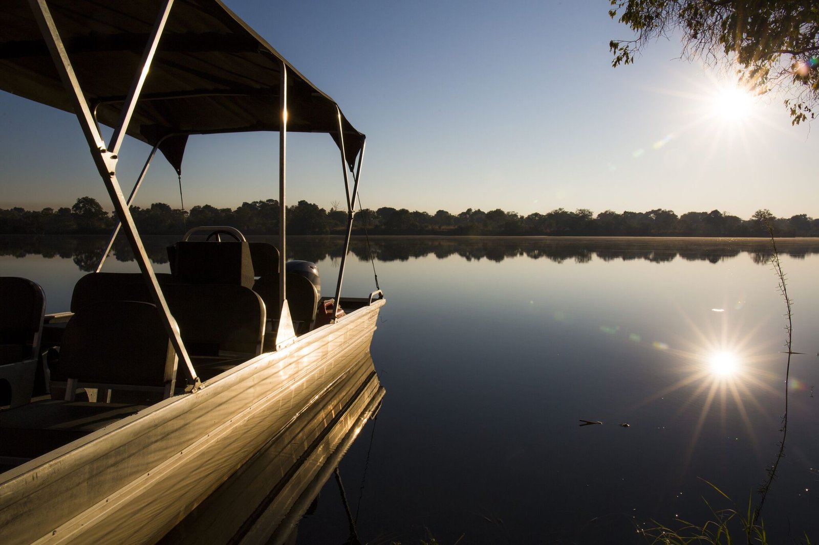Musekese Camp Boot auf dem Fluss