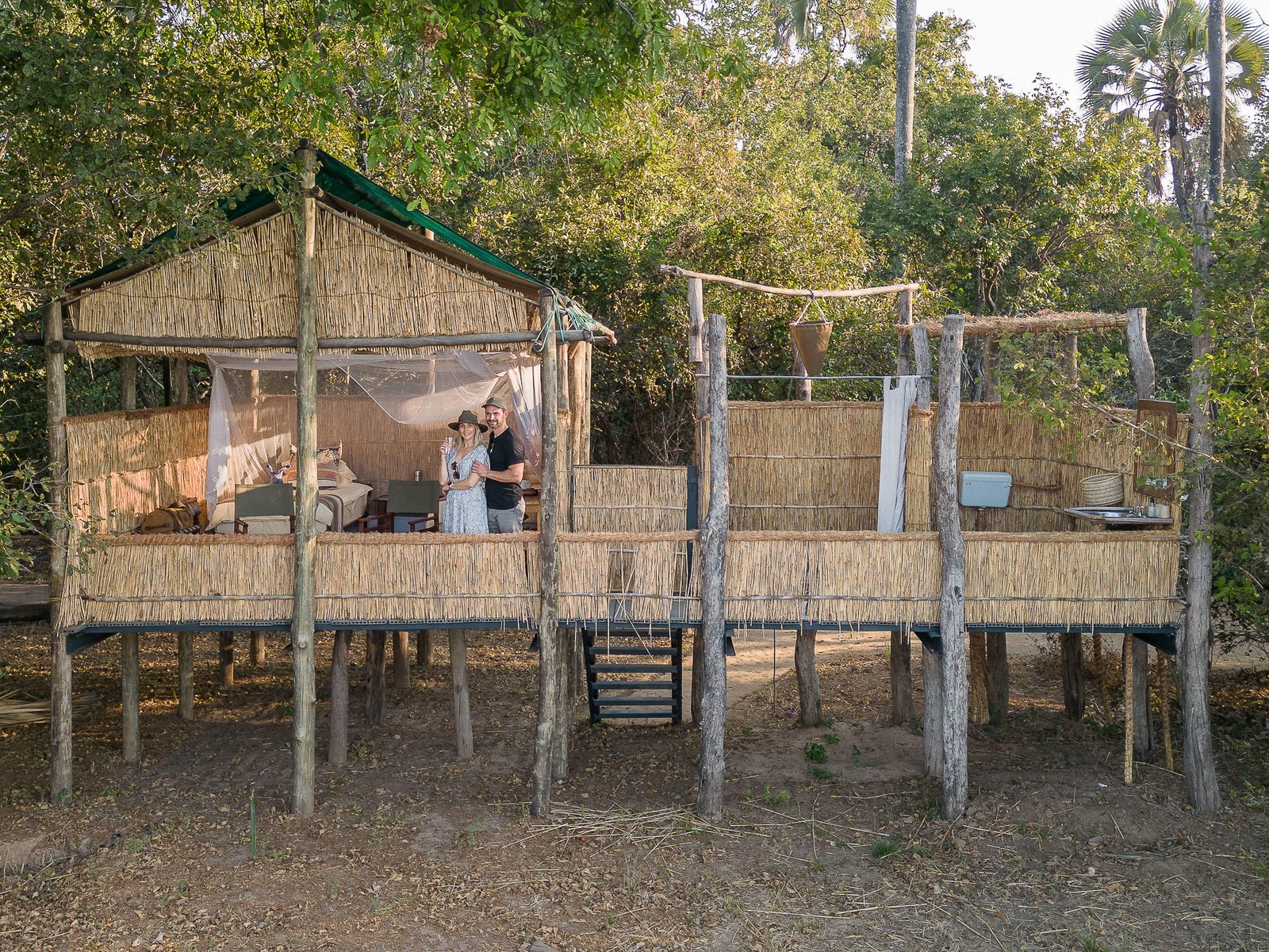 Island Bush Camp im South Luangwa NP offenes Zimmer mit Bucket Shower