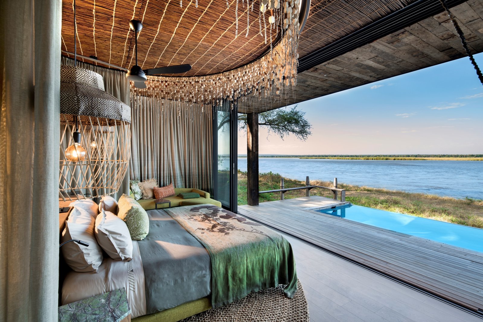 Lolebezi African Bush Camps Suite mit Planschpool und Sicht auf den Fluss