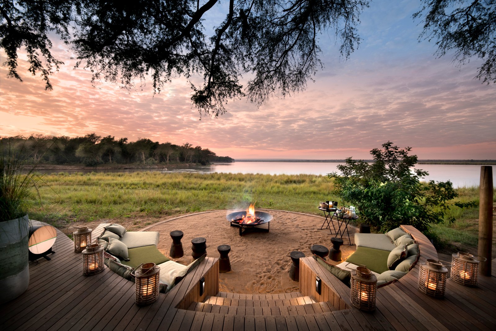 Lolebezi African Bush Camps Feuerstelle mit Blick auf Zambezi im Lower Zambezi NP