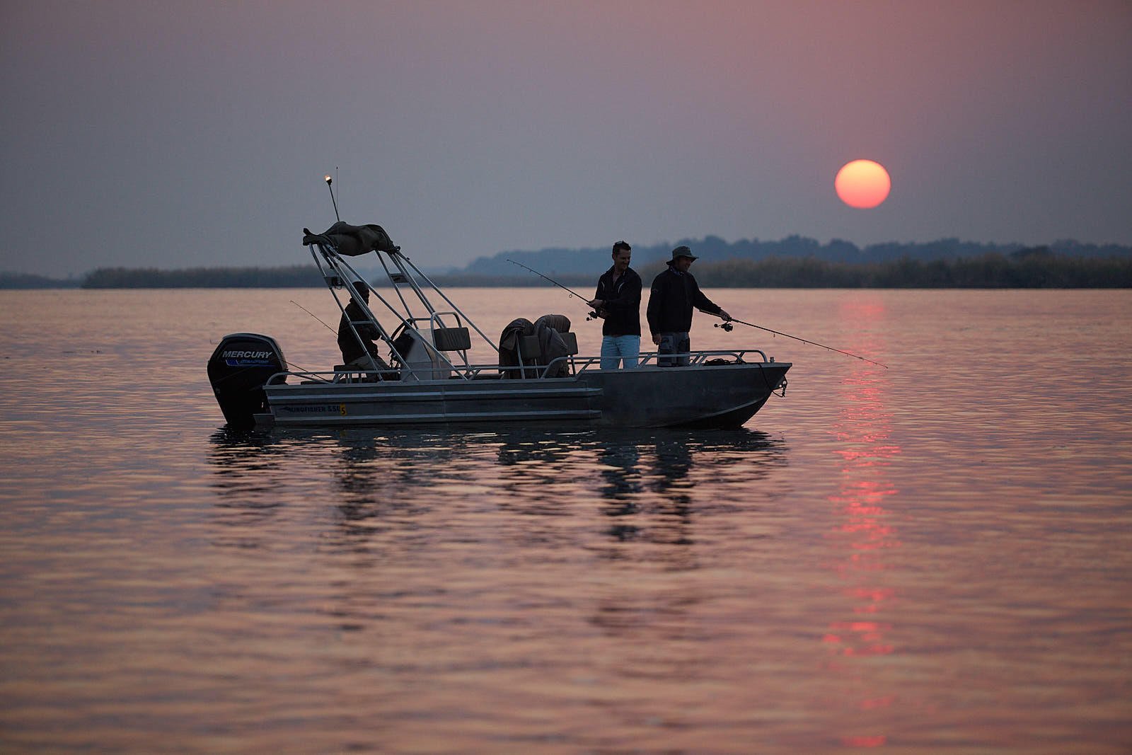 Zambezi Grande im Lower Zambezi NP Angelausflug auf dem Zambezi Fluss