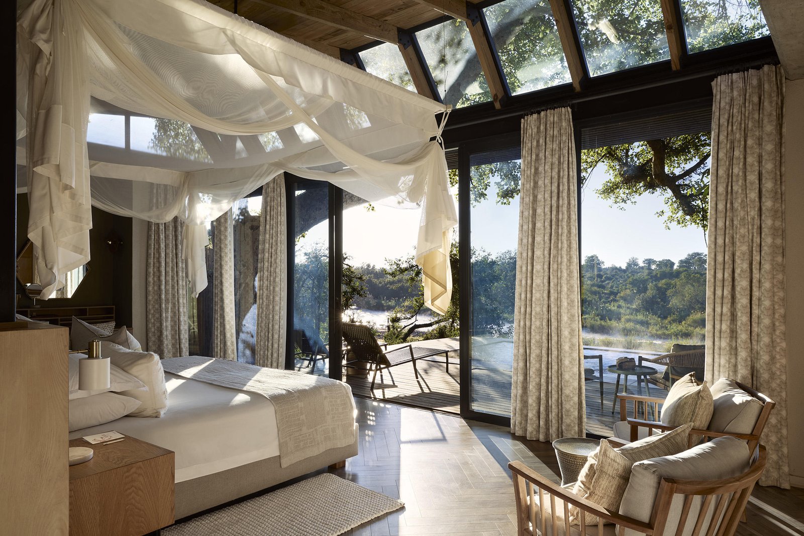 Schlafzimmer mit Blick in den Busch