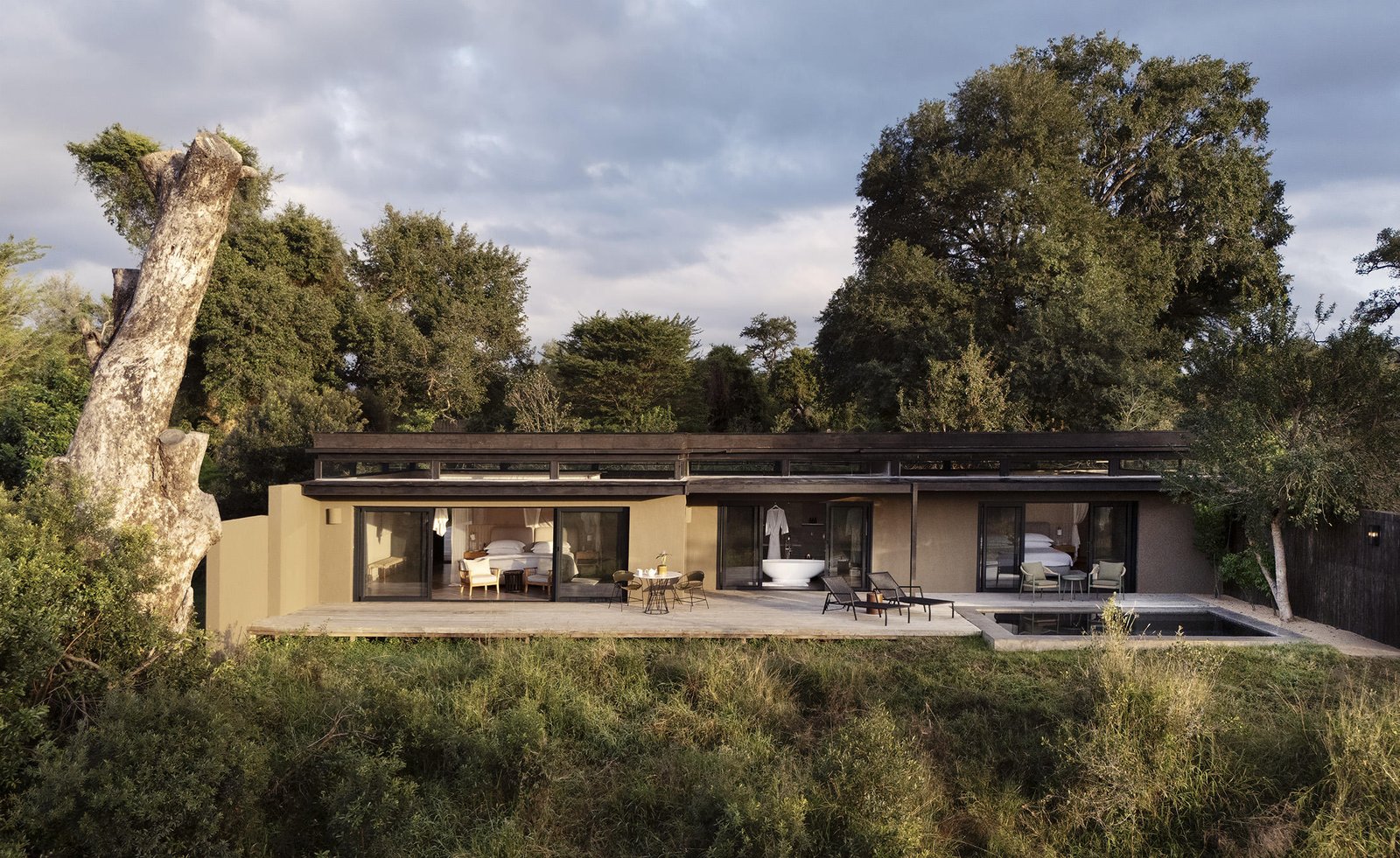Lion Sands River Lodge Zimmer von Aussen mit Sicht auf die Terrasse mit Plungepool