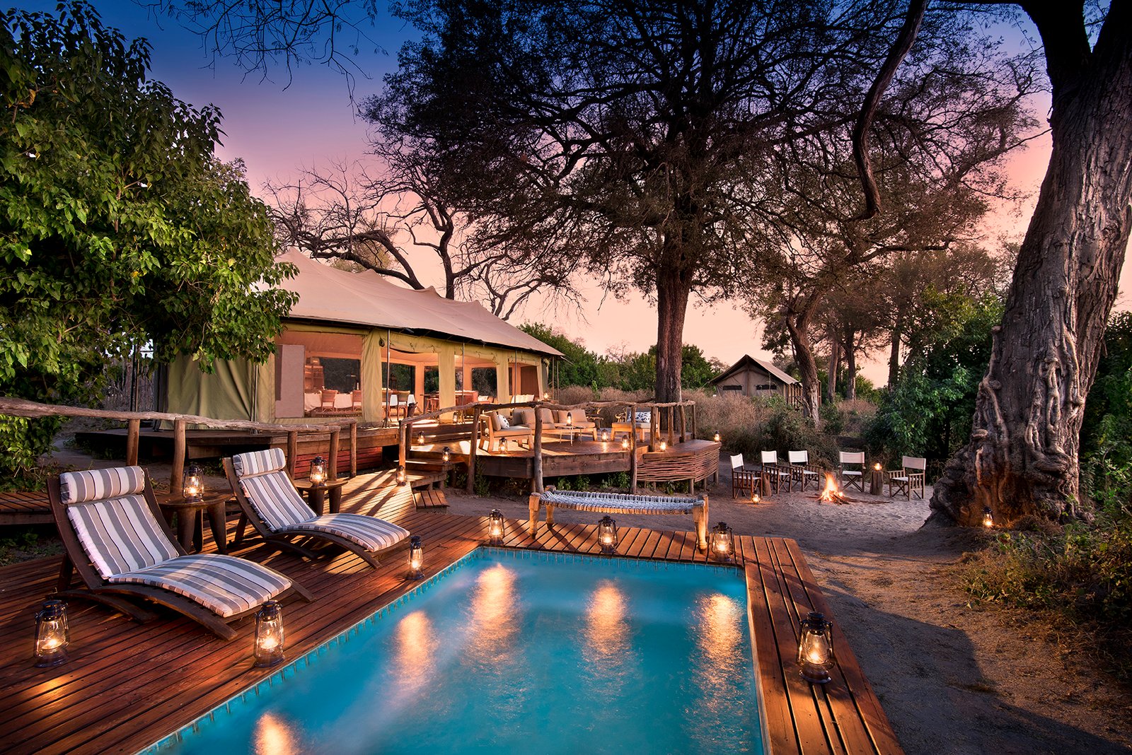 Hauptbereich von Linyanti Ebony Camp mit Swimminpool und Liegestühlen
