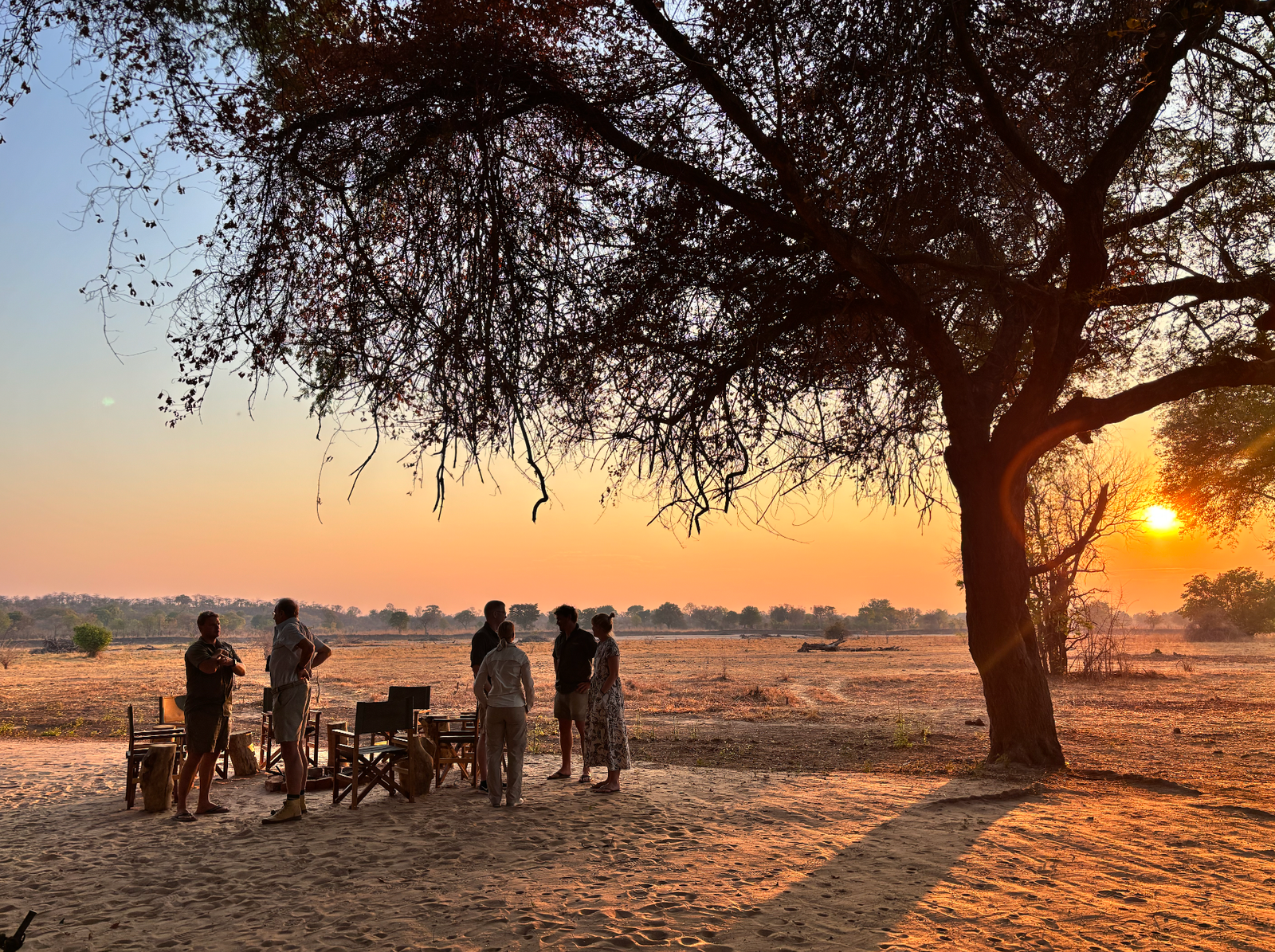 North Luangwa Kutandala Camp Pause beim Sonnenuntergang unter einem Baum