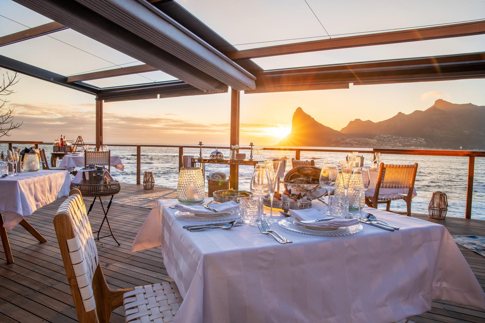 Tintswalo Atlantic Boutique Hotel Restaurant Terrasse mit Blick aufs Meer während dem Sonnenuntergang