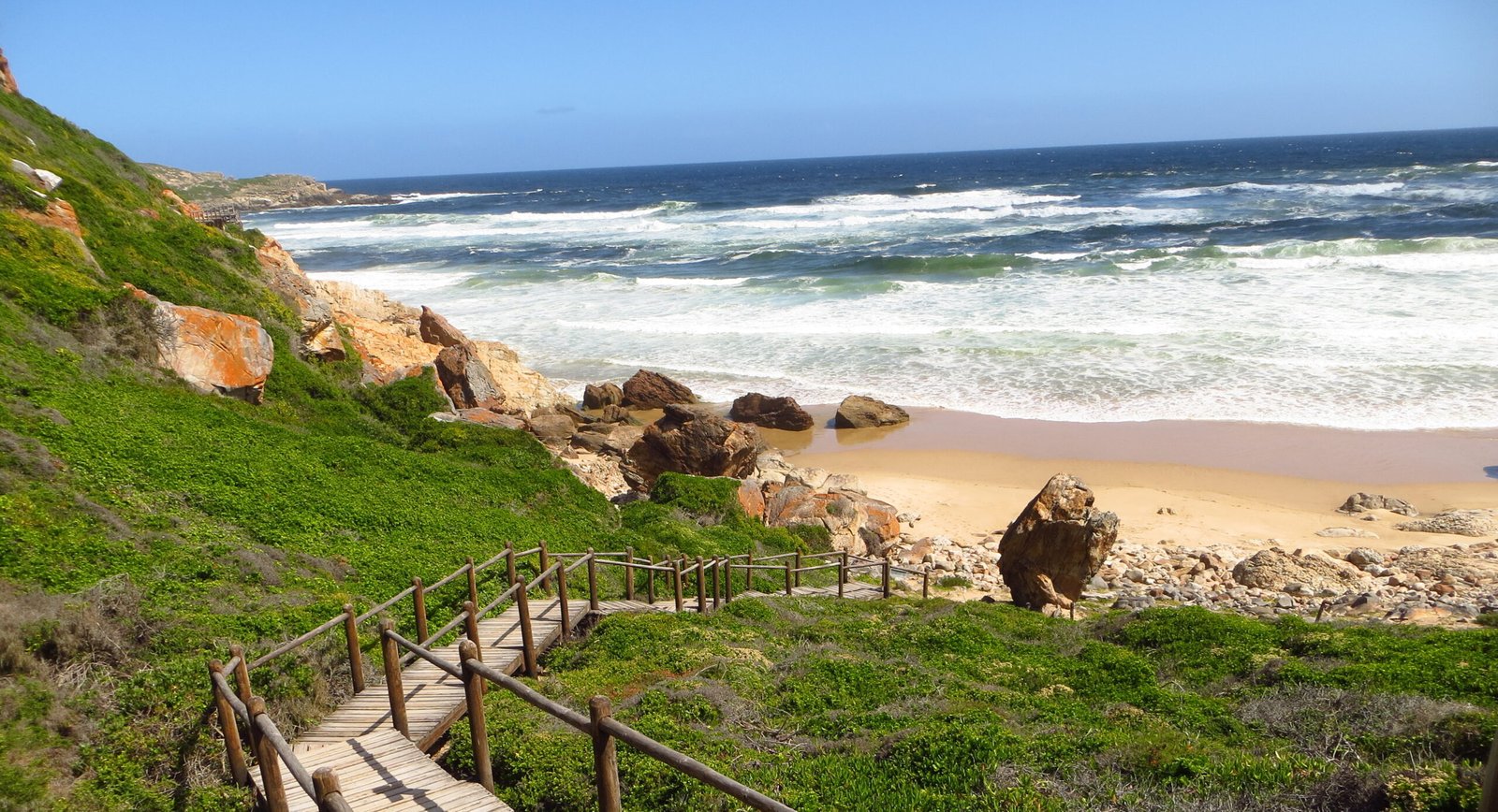 Garden Route Strandabschnitt mit Treppen zum Meer