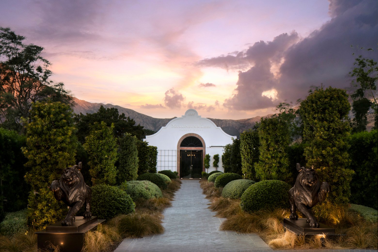 Leeu Estate Wine Farm Kolonialgebäude von Aussen am Abend