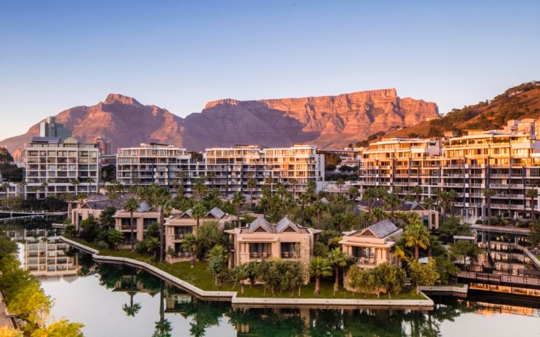 One & Only Cape Town Gebäudeansicht von Aussen mit Tafelberg im Abendlicht im Hintergrund