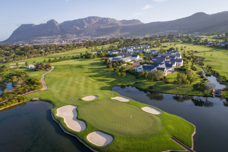 Steenberg Hotel Golfplatz aus der Luft mit Bergen im Hintergrund