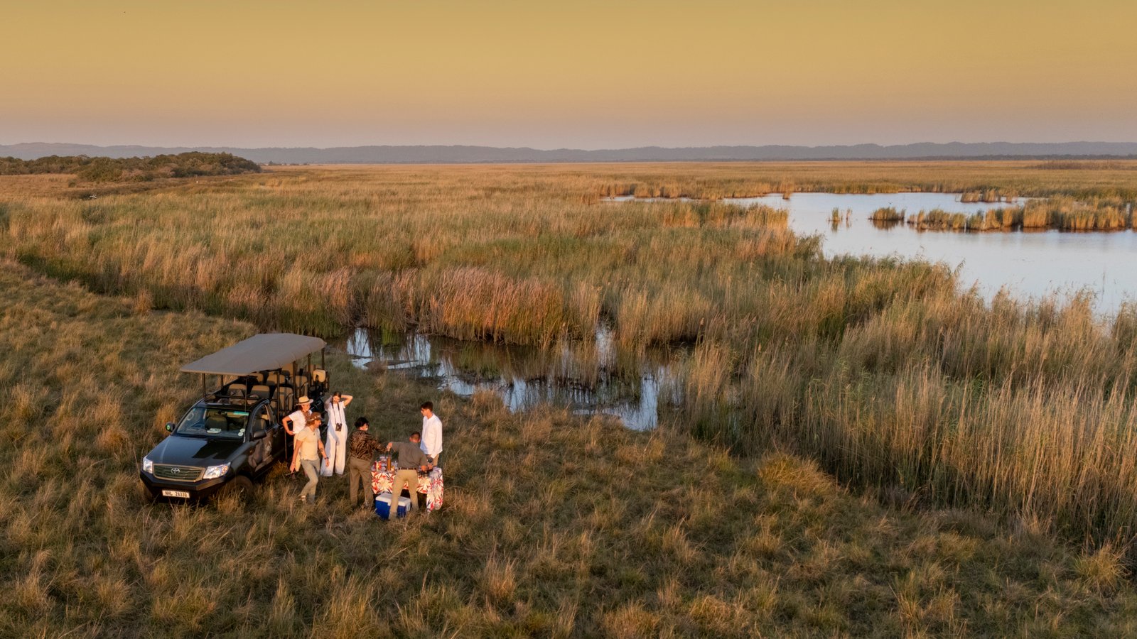 Makakatana Bay Lodge Naturfahrt mit Sundowner Drink am Wasser