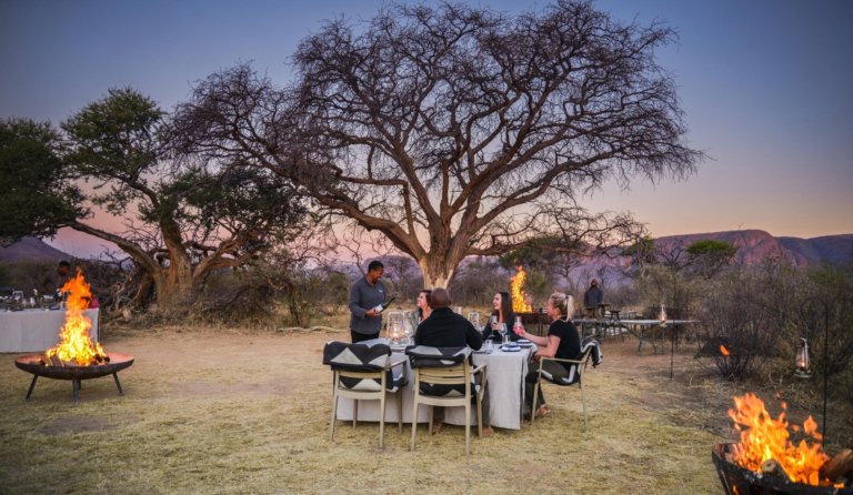 Marataba Mountain Lodge Diner mit Feuer unter dem Sternenhimmel