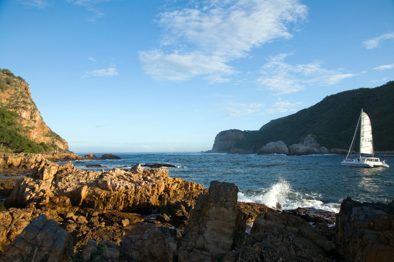 Knysna Lagune mit Sicht auf die Knysna Heads und den offenen Ozean