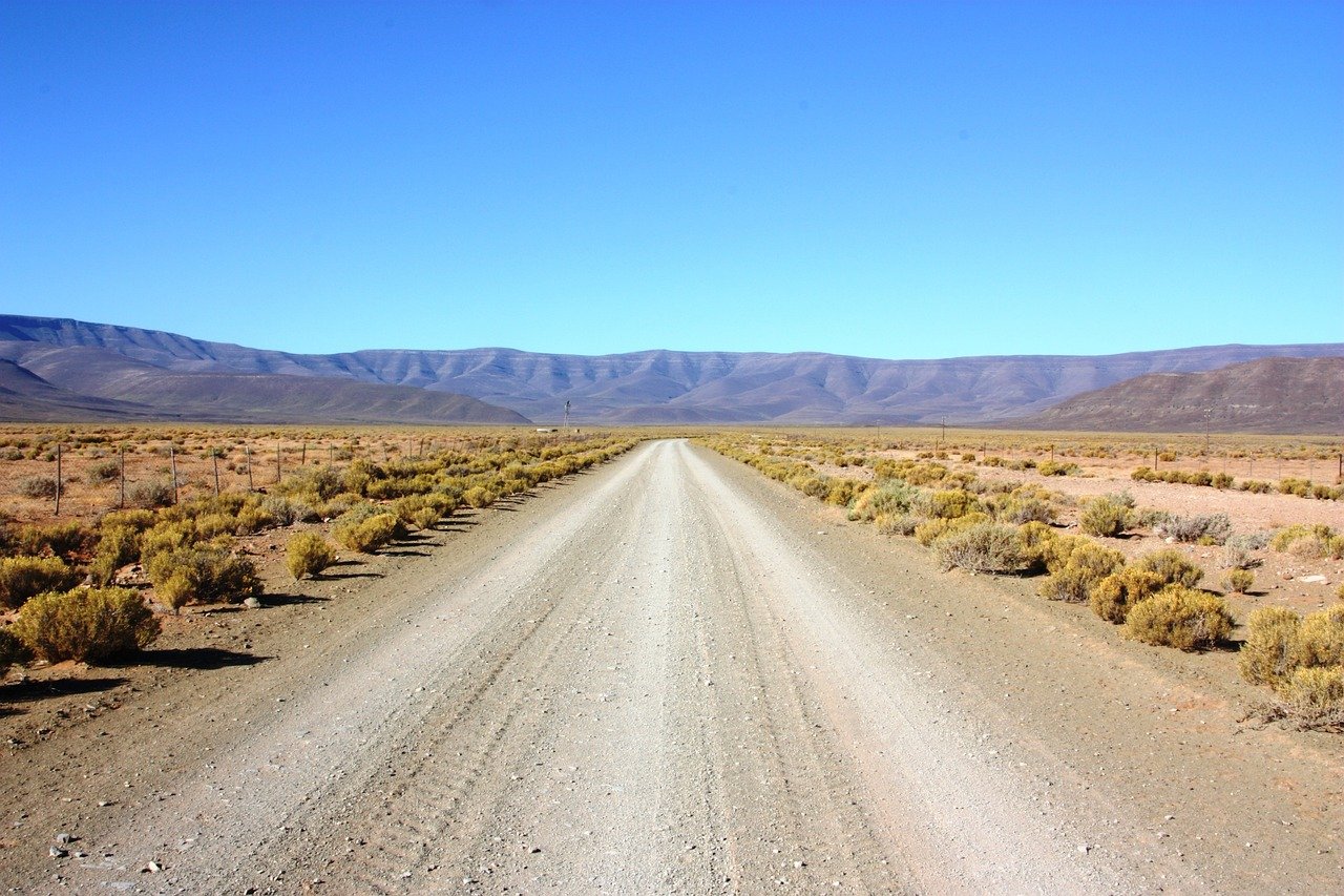 Schotterpiste durch die Karoo in Südafrika