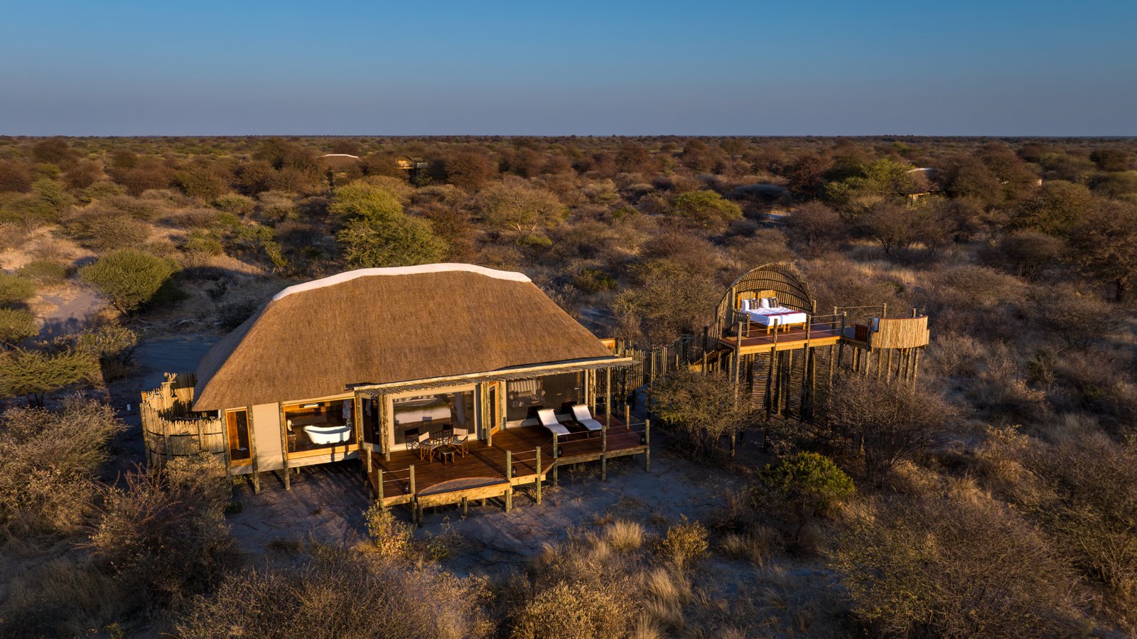 Gham Dhao Lodge in Botswana Aussenansicht mit Sky Luxe Sleep-out