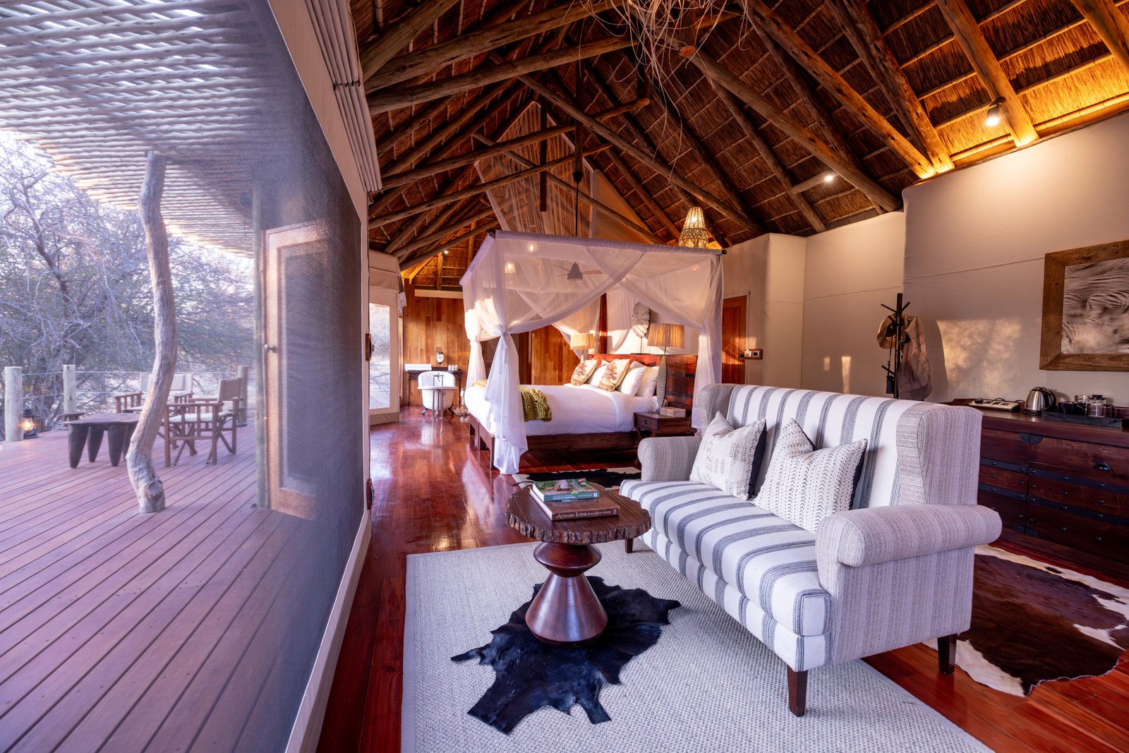 Gham Dhao Lodge in Botswana Zimmer mit Himmelbett und Terrasse