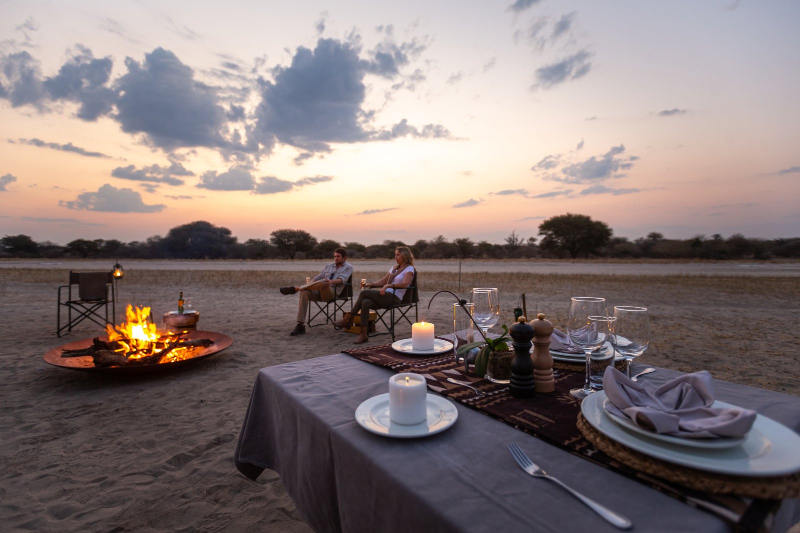 Gham Dhao Lodge in Botswana mit Feuerschale und Sundowner Drink