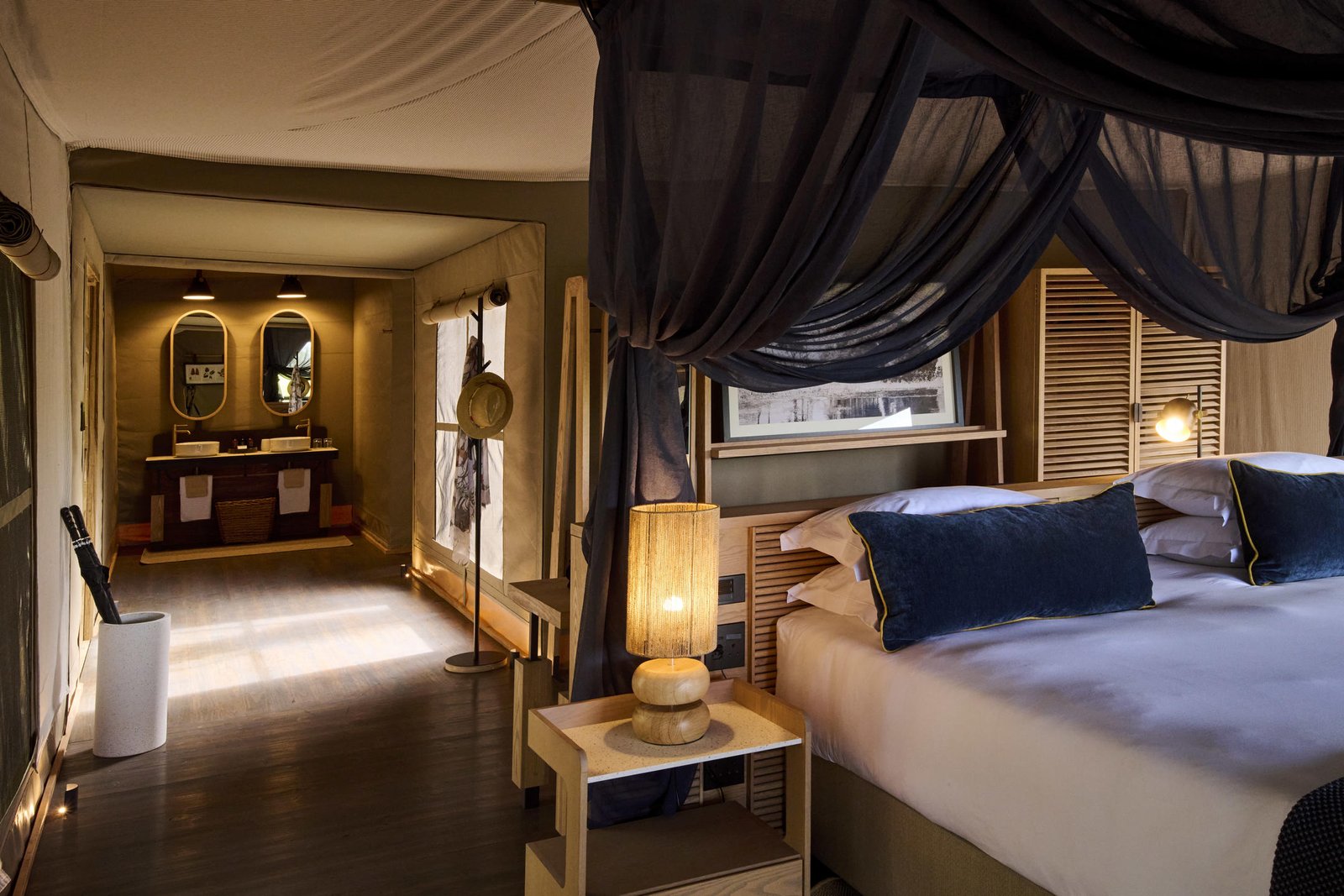 Xugana Island Lodge Doppelzimmer interior mit Zeltwänden und blauen Kissen
