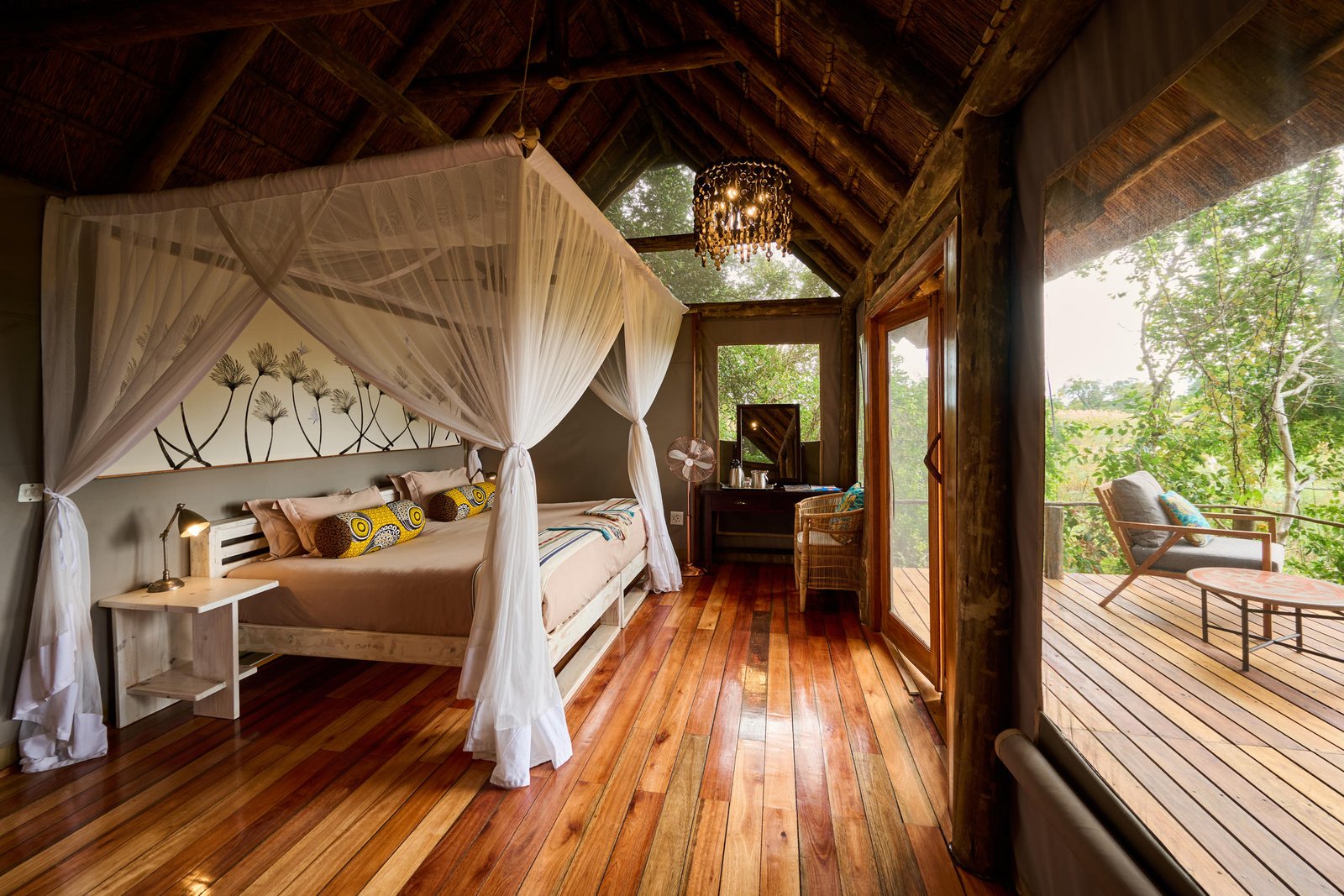 Nxamaseri Island Lodge Standard Zimmer mit Himmelbett und grosser Terrasse