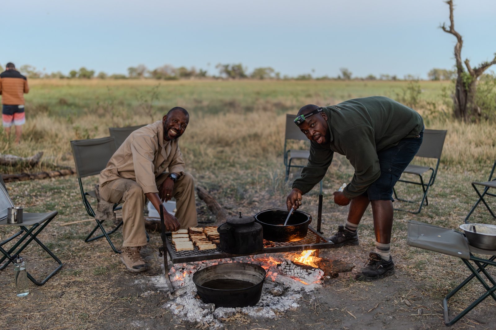 Bush Ways Koch bei der Zubereitung des Frühstücks im Busch von Botswana