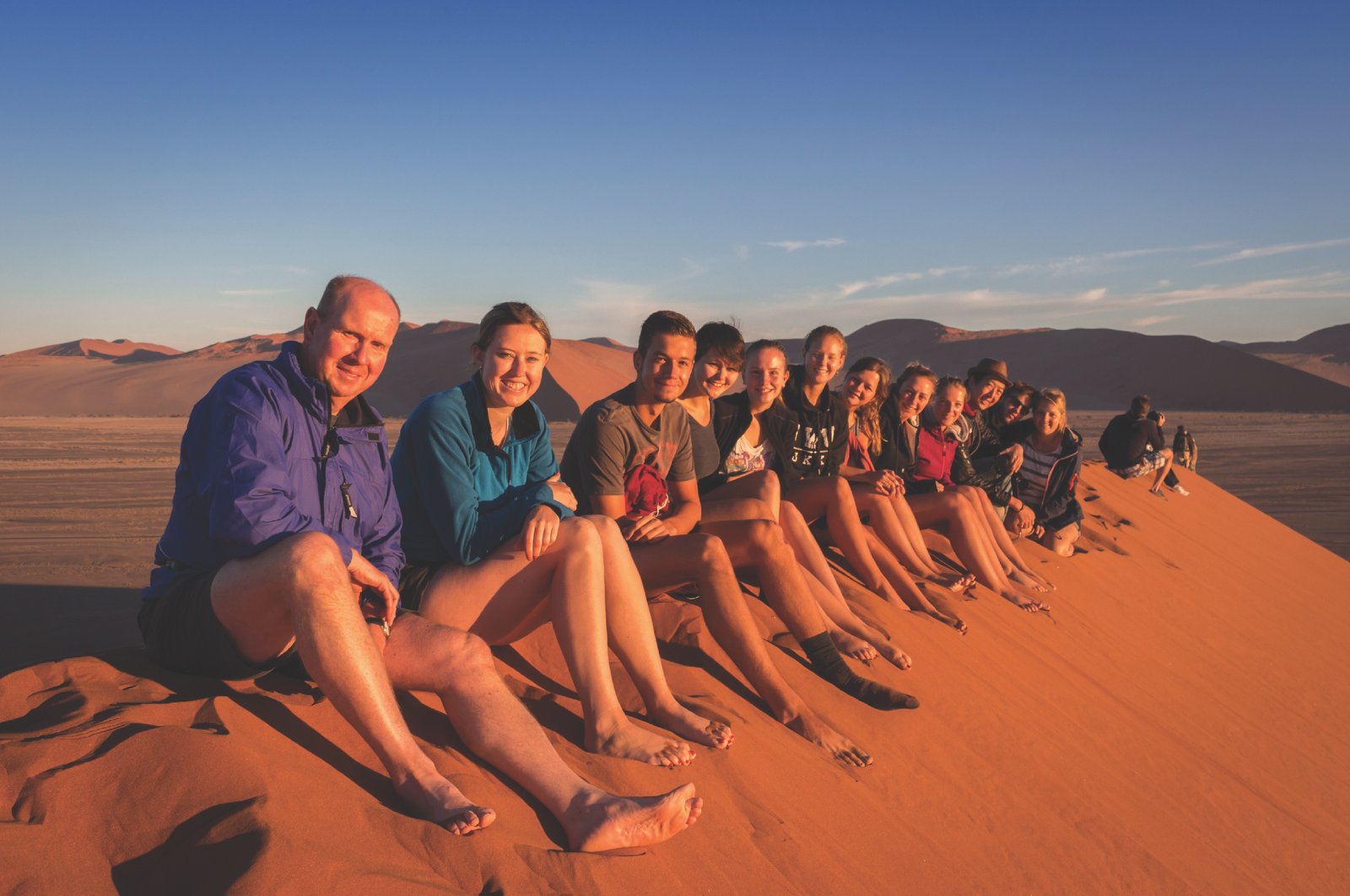 Nomad Africa Tours & Safari Sossusvlei Dünen mit Gruppe auf den Dünen