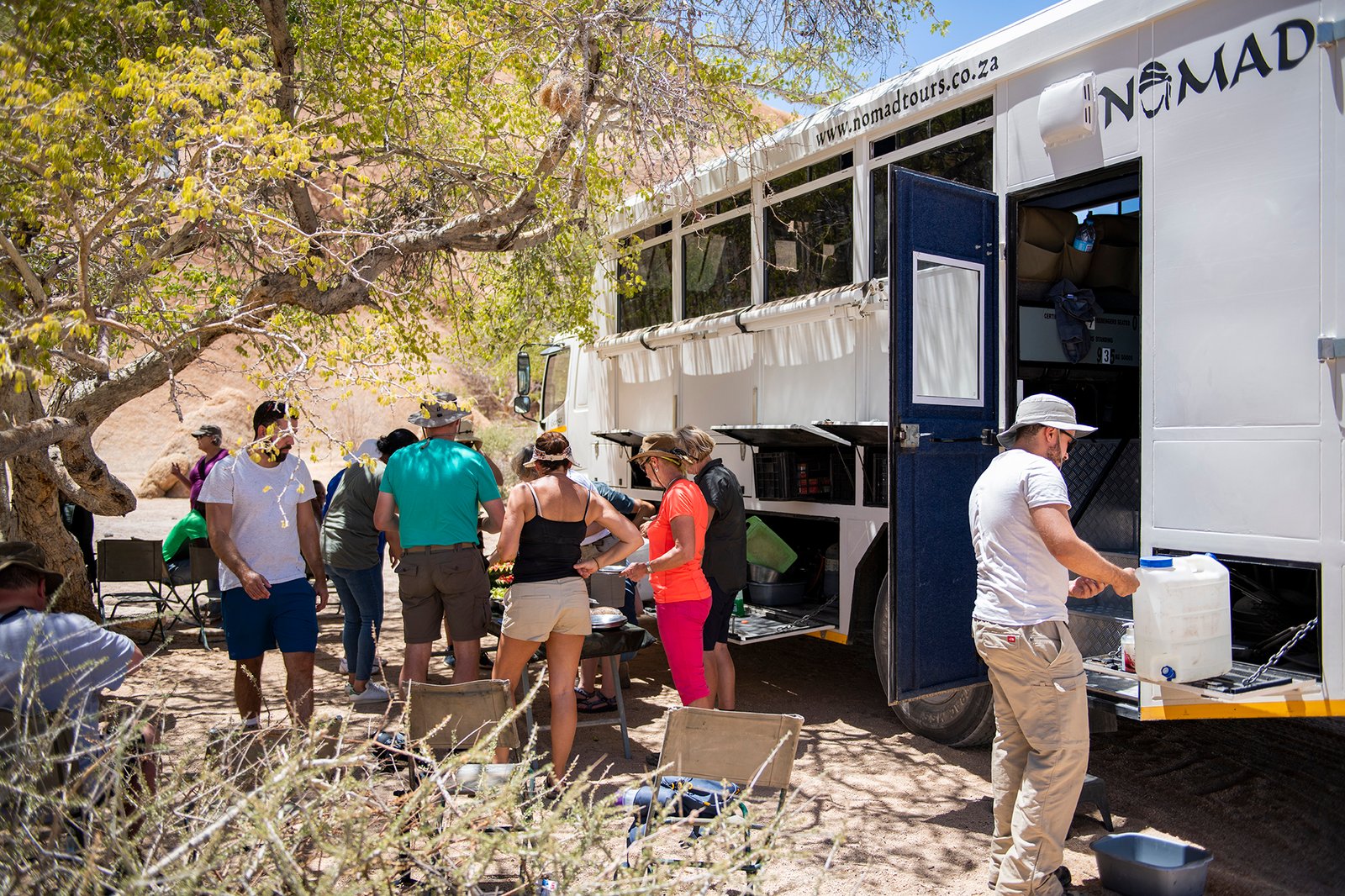 Nomad Africa Tours & Safari Gruppe beim Mittagessen