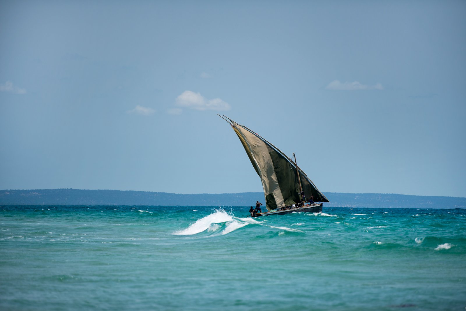 Nomad Africa Tours & Safari Dhow in den Wellen an der Küste von Mozambique