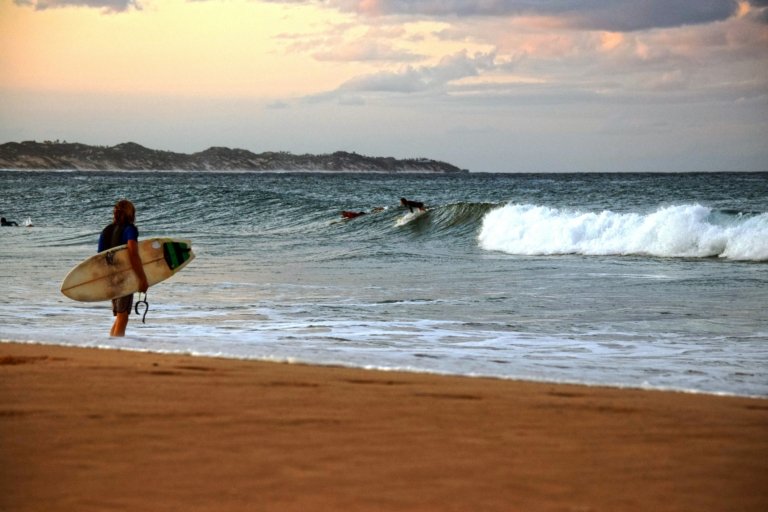 Tofo Mozambique Surfer am Strand und in den Wellen