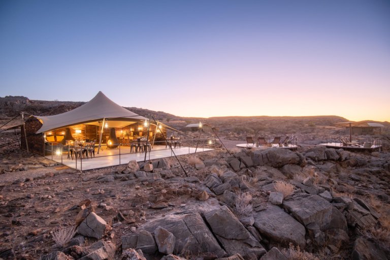 Camp Doros Hauptbereich mit Zelt und Feruerstelle mit Aussicht über Damaraland