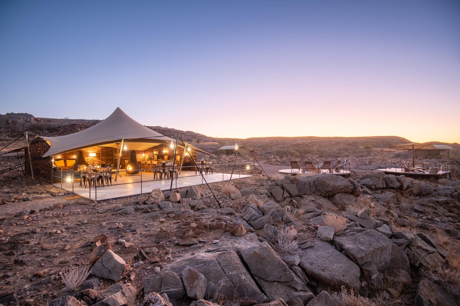 Camp Doros Hauptbereich mit Zelt und Feruerstelle mit Aussicht über Damaraland