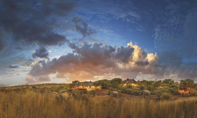 Tuningi Safari Lodge Aussenansicht bei Dämmerung mit Elefanten