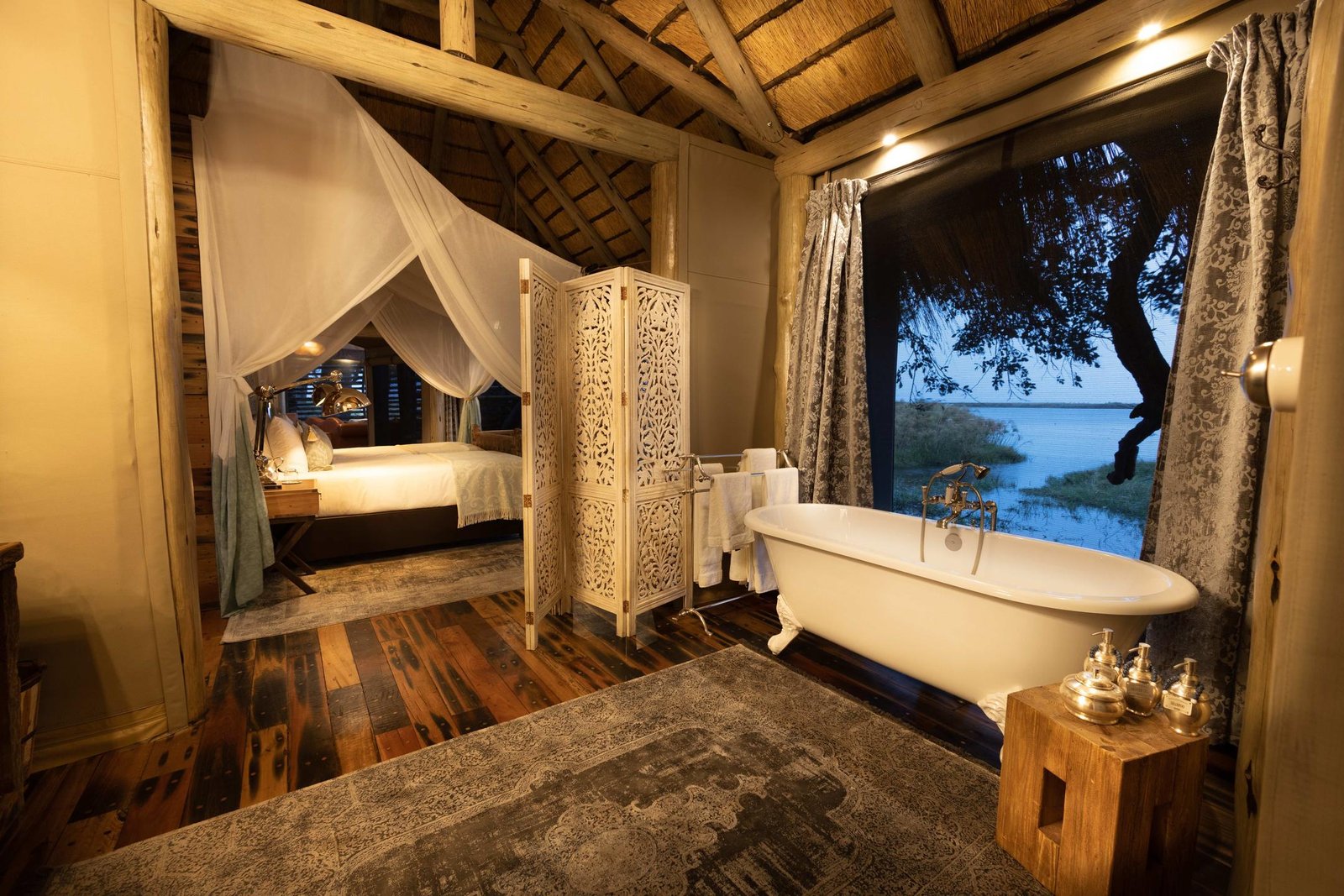 Sitatunga Privat Island Badewanne mit Sicht aufs Wasser