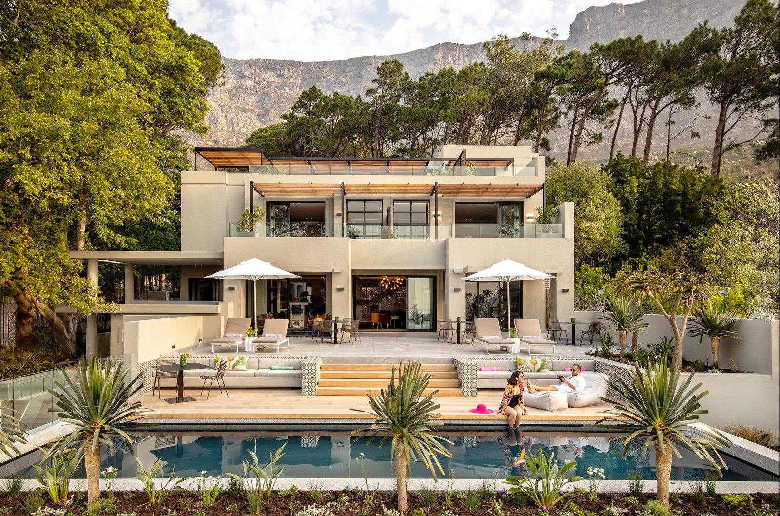 Camissa House Kapstadt Südafrika mit Terrasse und Pool und Tafelberg im Hintergrund