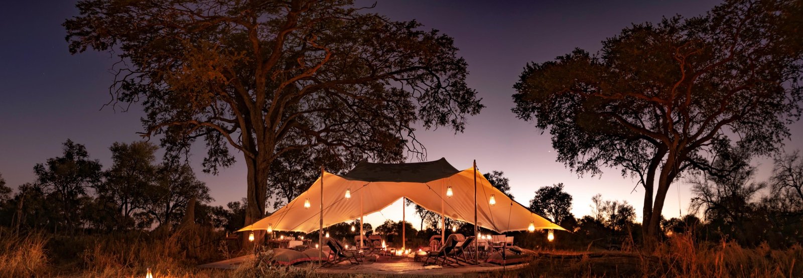 Feline Fields Vintage Camp Teezelt mit Stühlen und Laternen bei Dämmerung