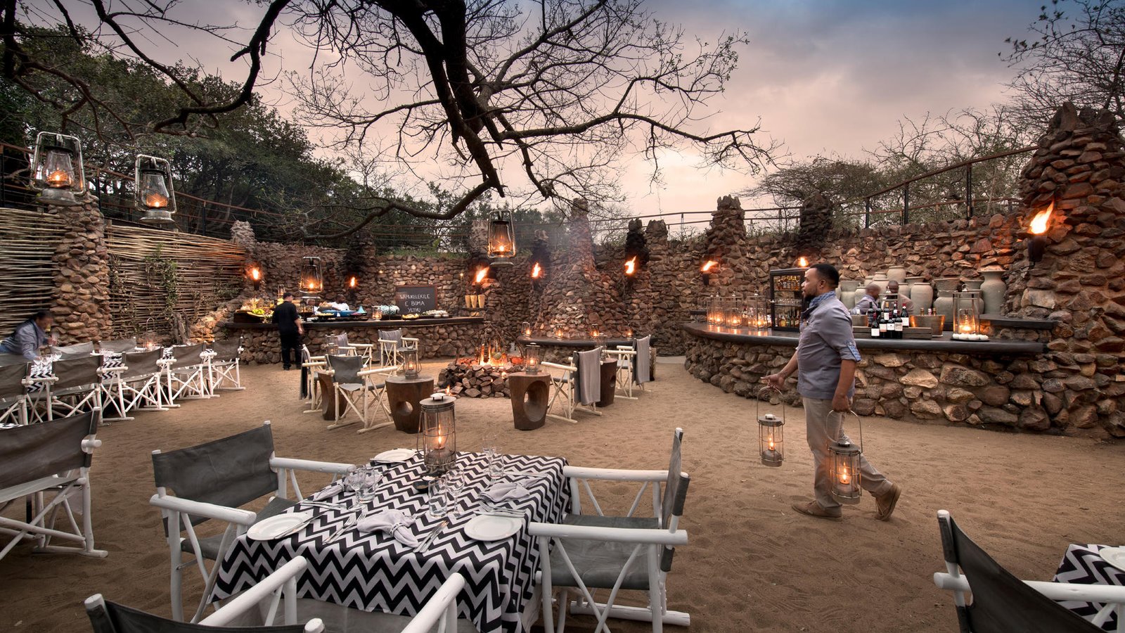Phinda Mountain Lodge Boma mit Laternen und Tische für Abendessen