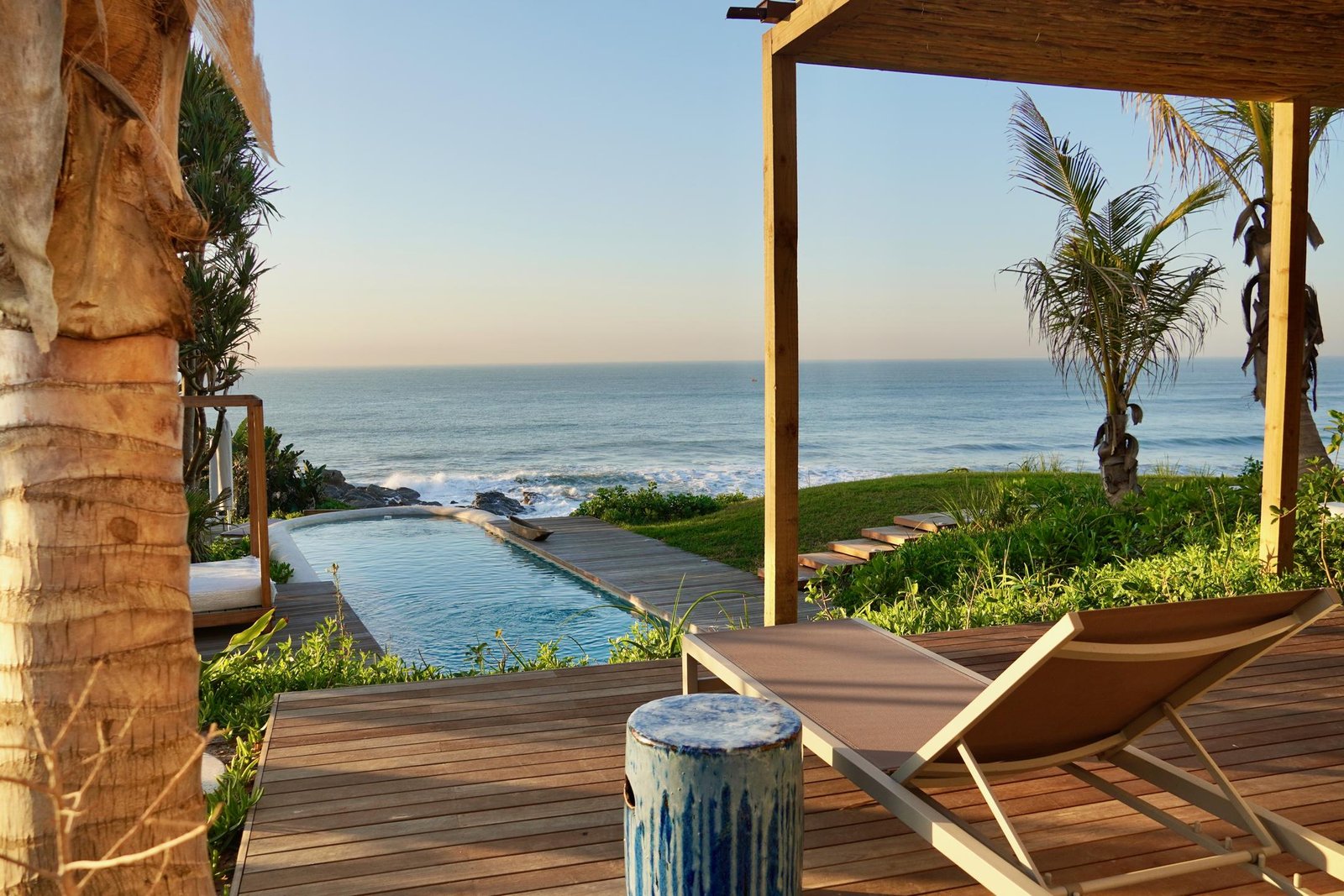 Sala Beach House in Südafrika Terrasse mit Pool und Sicht auf den Indischen Ozean