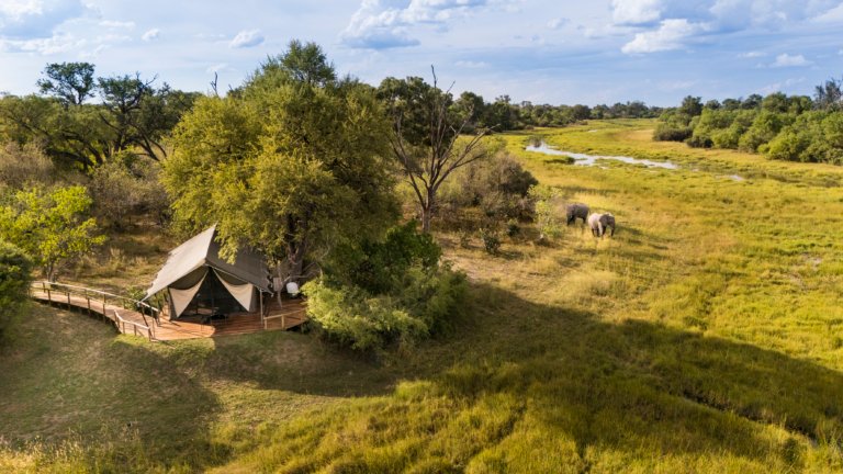 Machaba Camp von Aussen mit zwei Elefanten