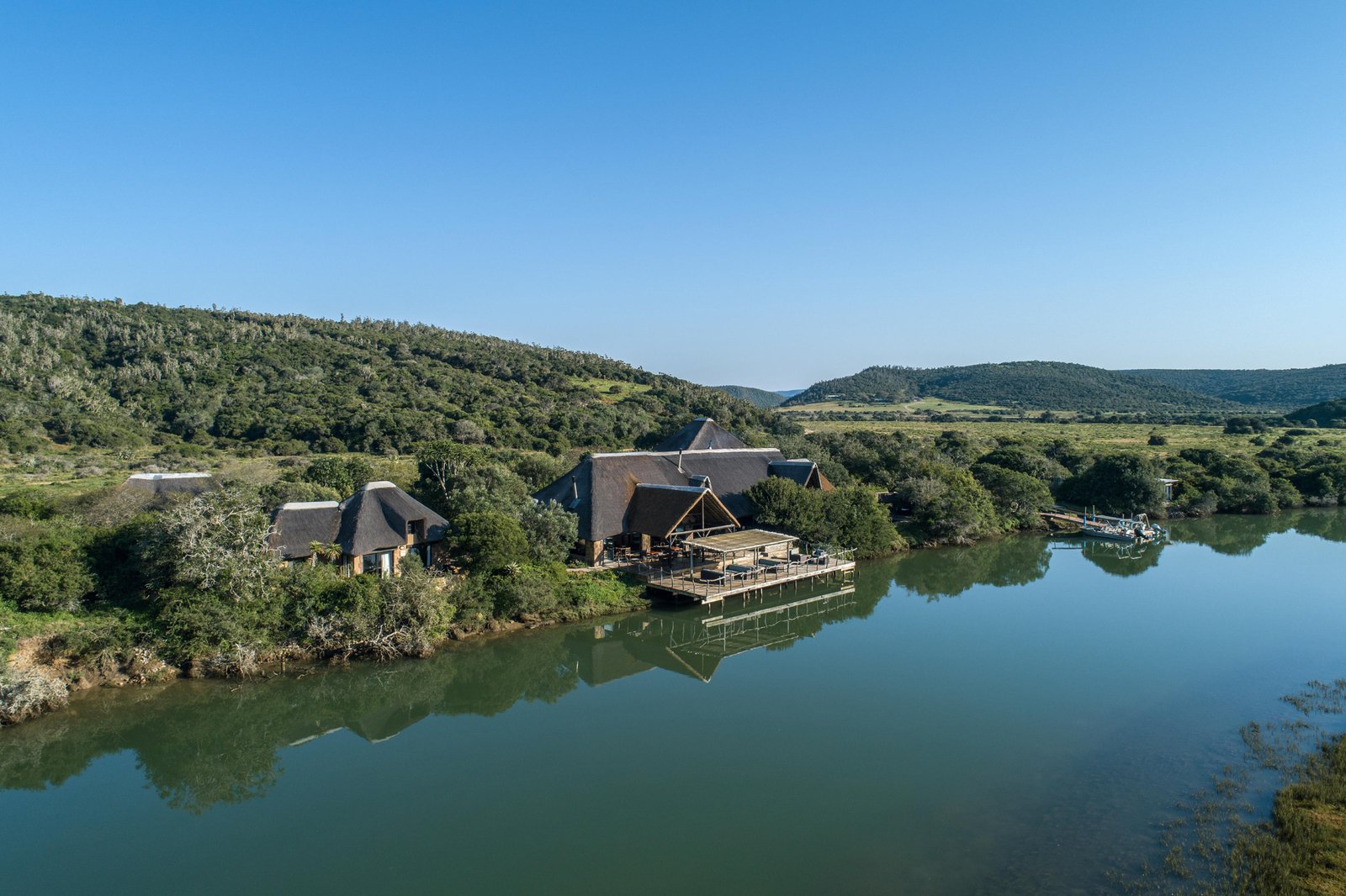 Kariega River Lodge Ansicht von oben mit dem Bushmens Fluss und dem Hauptgebäude mit Terrasse