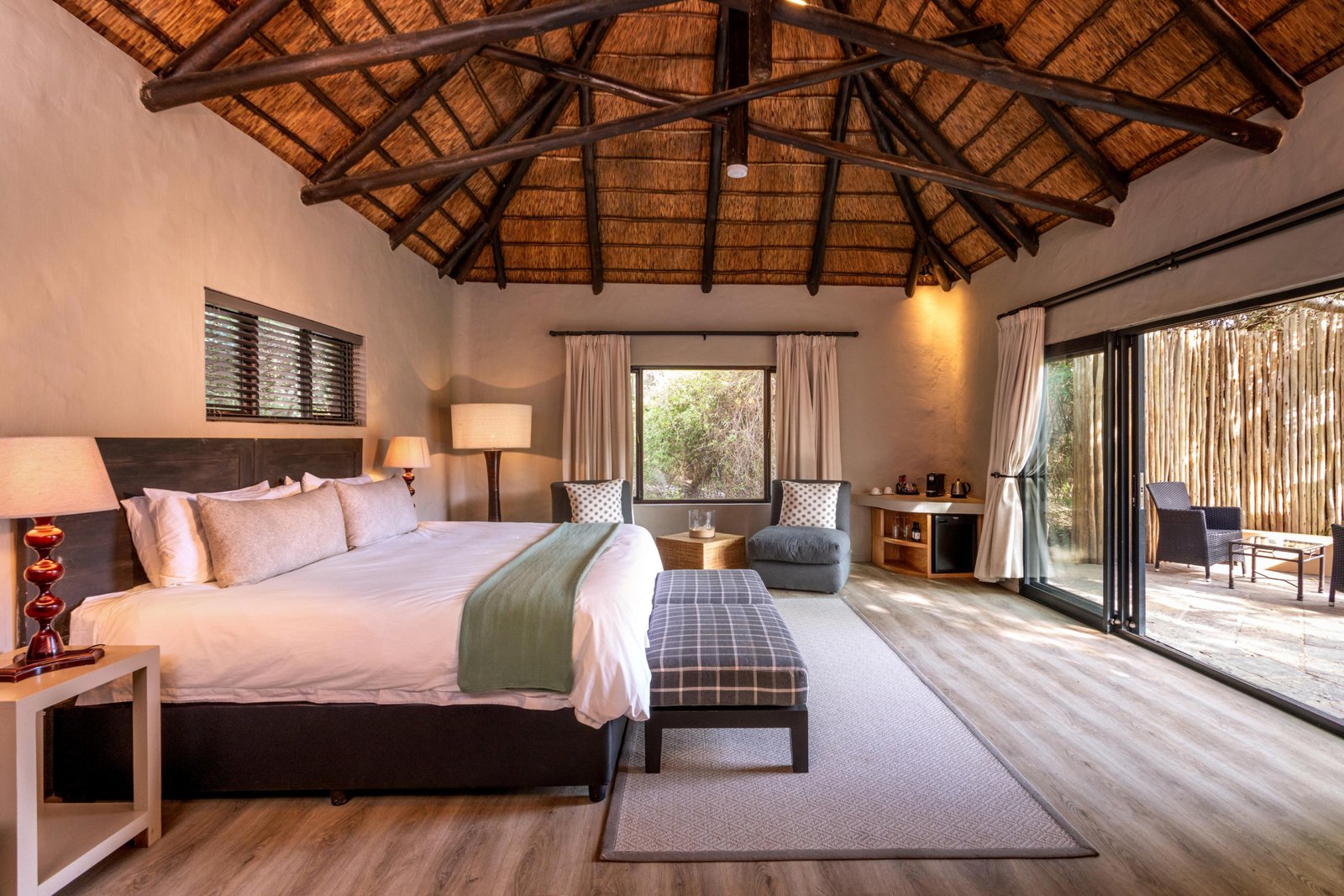 Kariega River Lodge Suite mit Bett und Sicht auf die private Terrasse