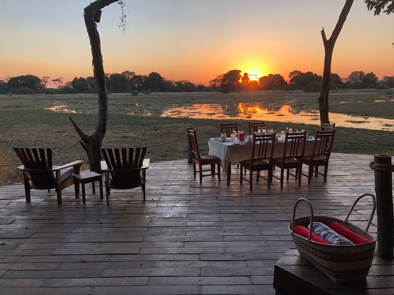 Musekese Camp Holzterrasse mit Sicht auf die Schwemmebene bei Sunset