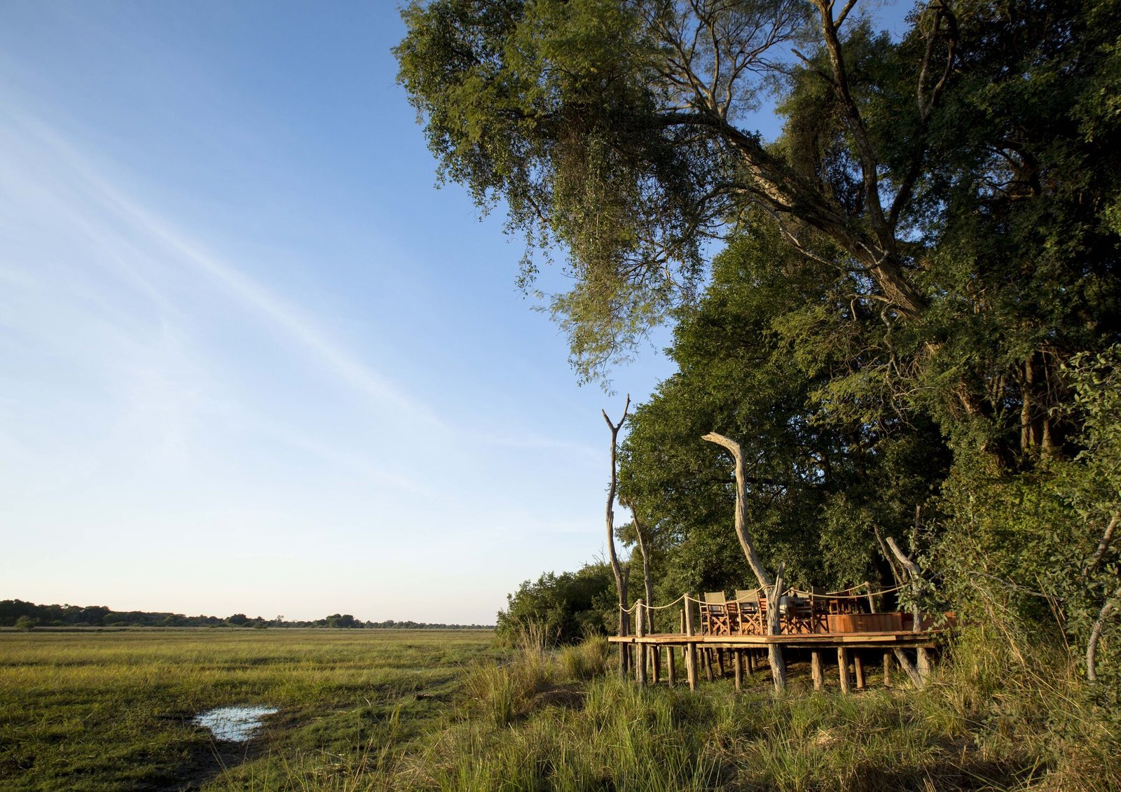 Musekese Camp offene Ebene mit Holzdeck für Tierbeobachtung