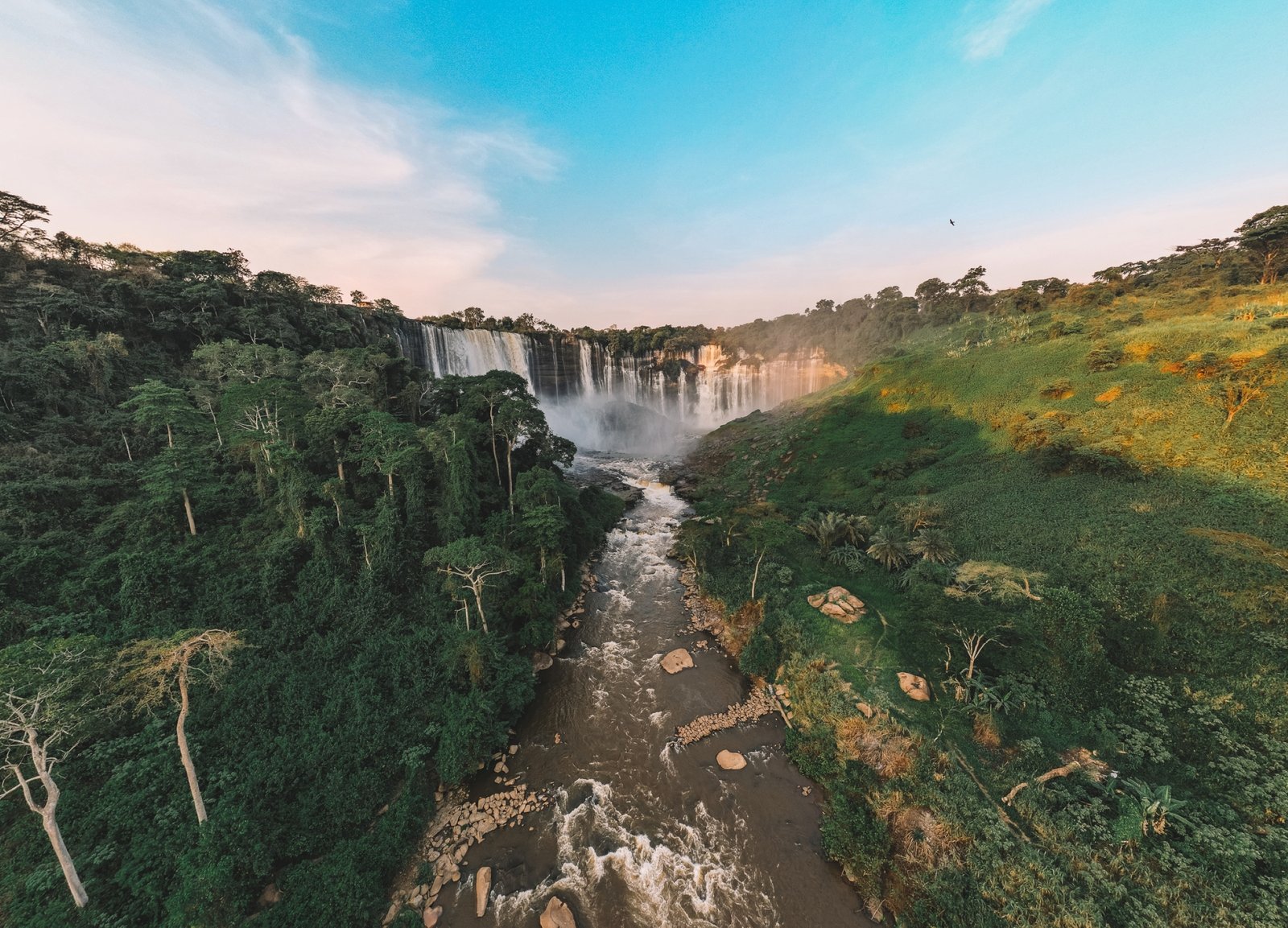 Kalandula Wasserfälle mit grüner Landschaft und Fluss im Vordergrund