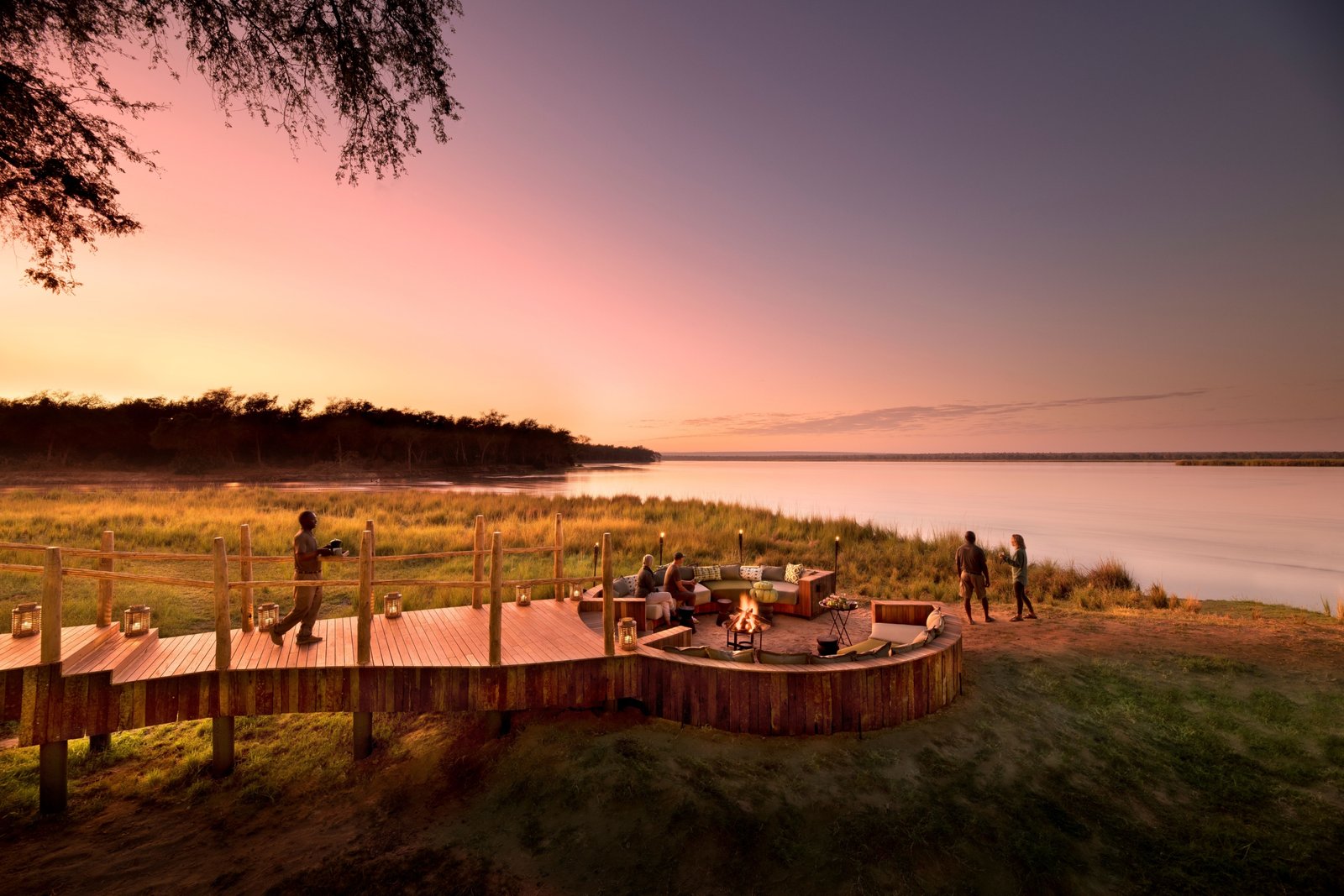 Lolebezi African Bush Camps Feuerstelle am Fluss mit Holzsteg