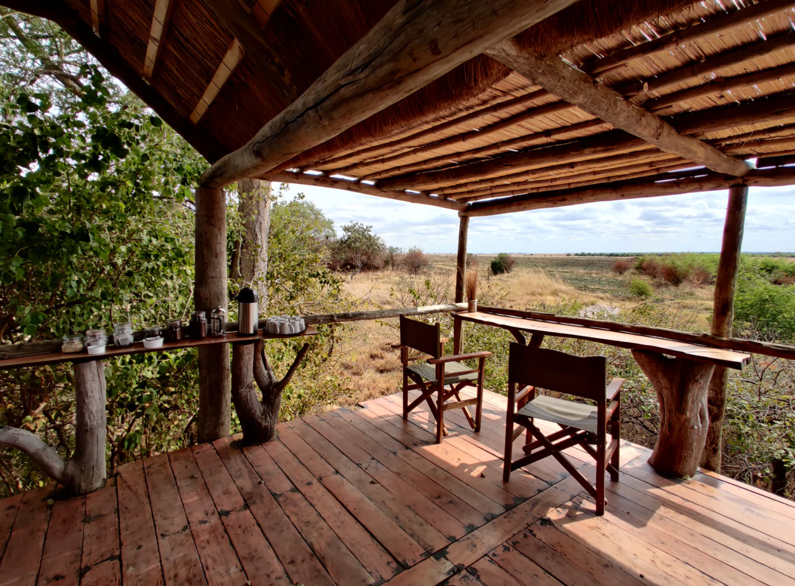 Ntemwa-Busanga Camp Holzdeck mit Stühlen für Tierbeobachtung
