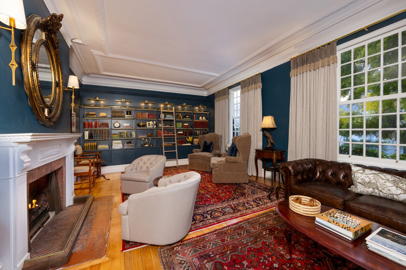 The Claremont in Kapstadt Lounge mit Feuerstelle und Bücherregal