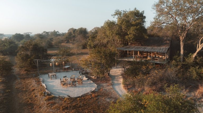 Ntemwa Busanga Camp Hauptbereich mit Feuerstelle