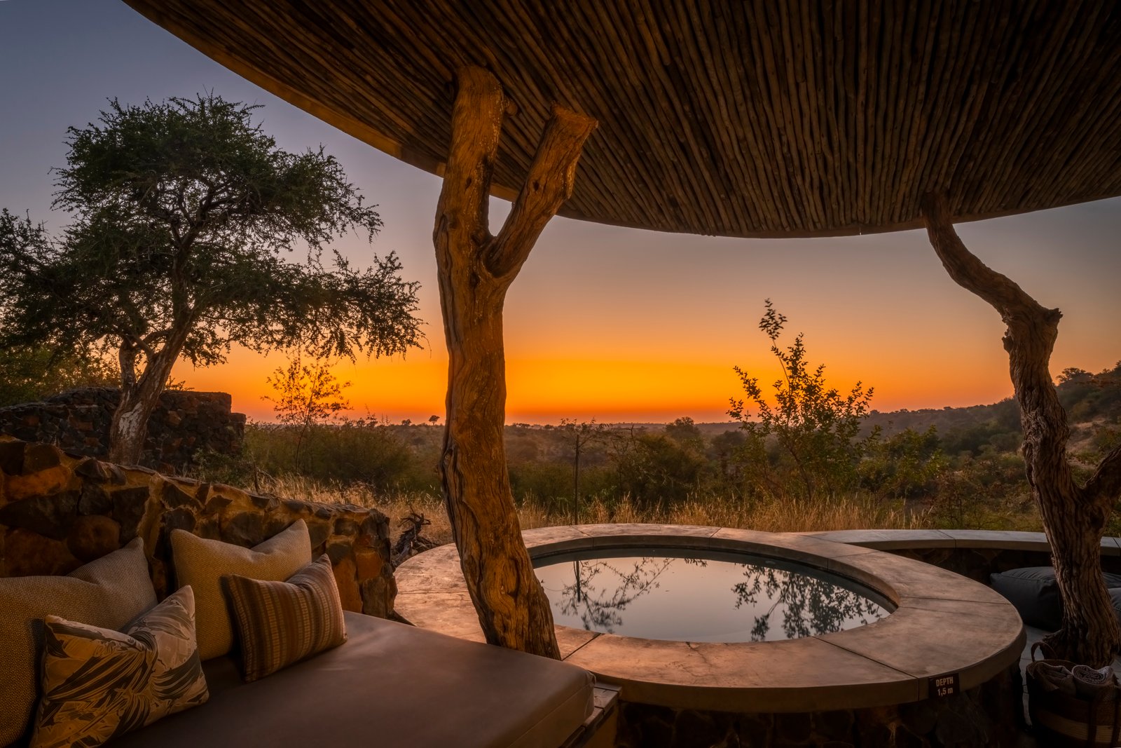 Lounge mit Plungepool und schönem Sonnenuntergang im Hintergrund