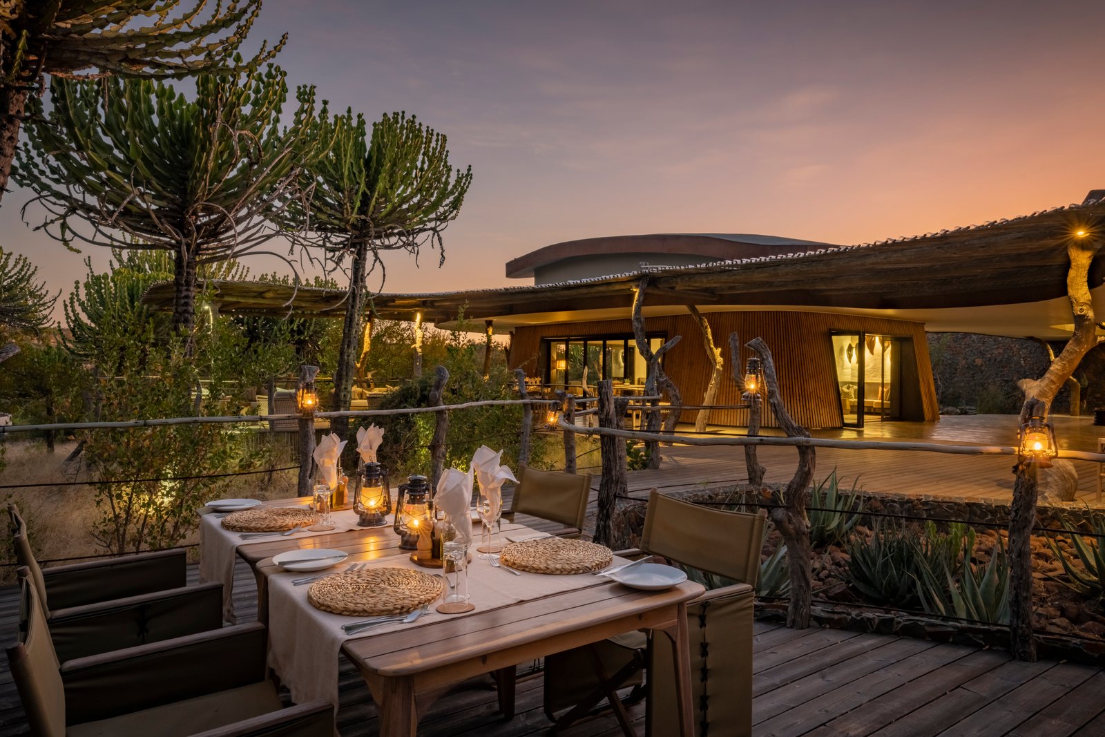 Freistehender Tisch mit Hauptlodge im Hintergrund