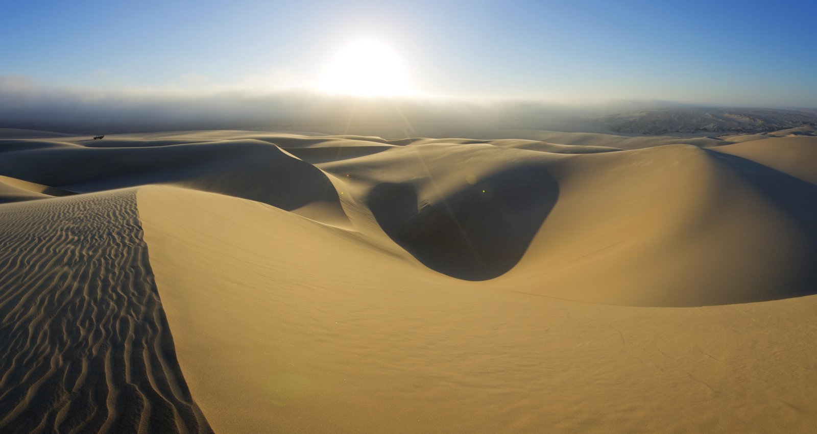 Dünenlandschaft bei Skeleton Coast während Sonnenaufgang