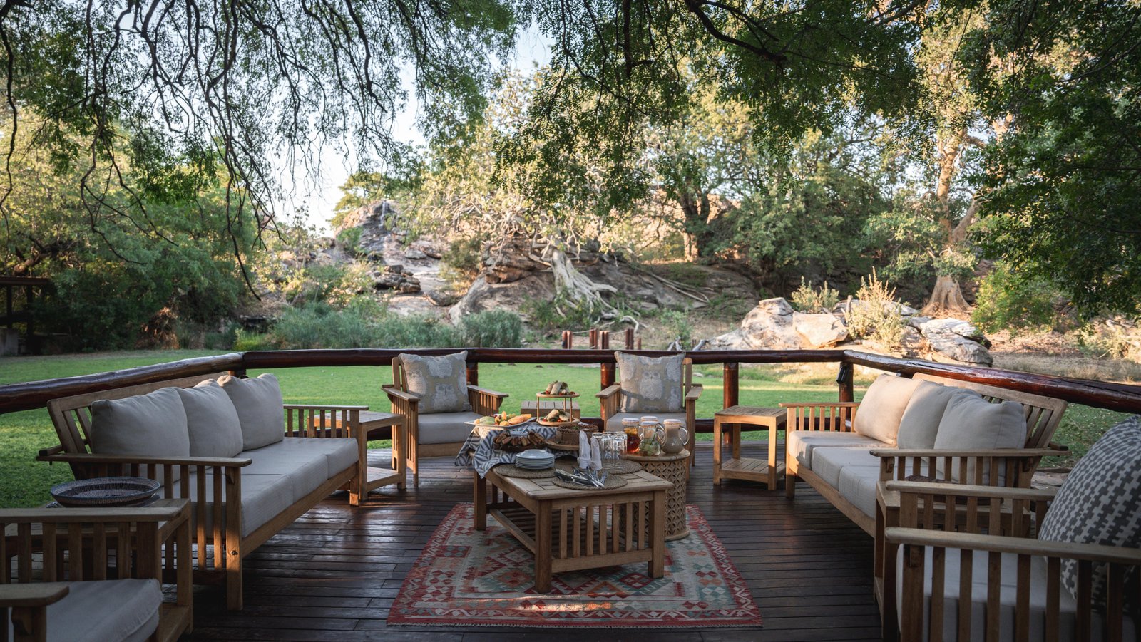 Lounge Bereich mit grüner Landschaft im Hintergrund